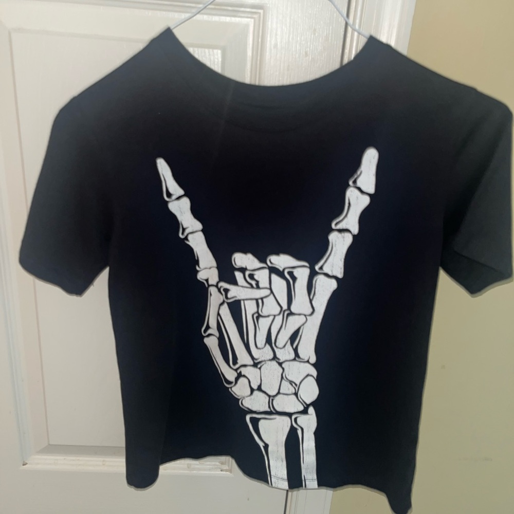*BRAND NEW 🆕/ NEVER WORN* Zoe + Liv XS Black Skeleton Hand T-Shirt